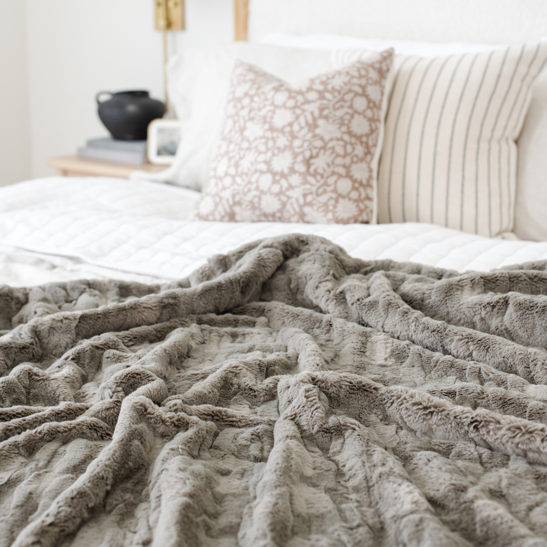 Cashmere Patterned Faux Fur Throw Blanket